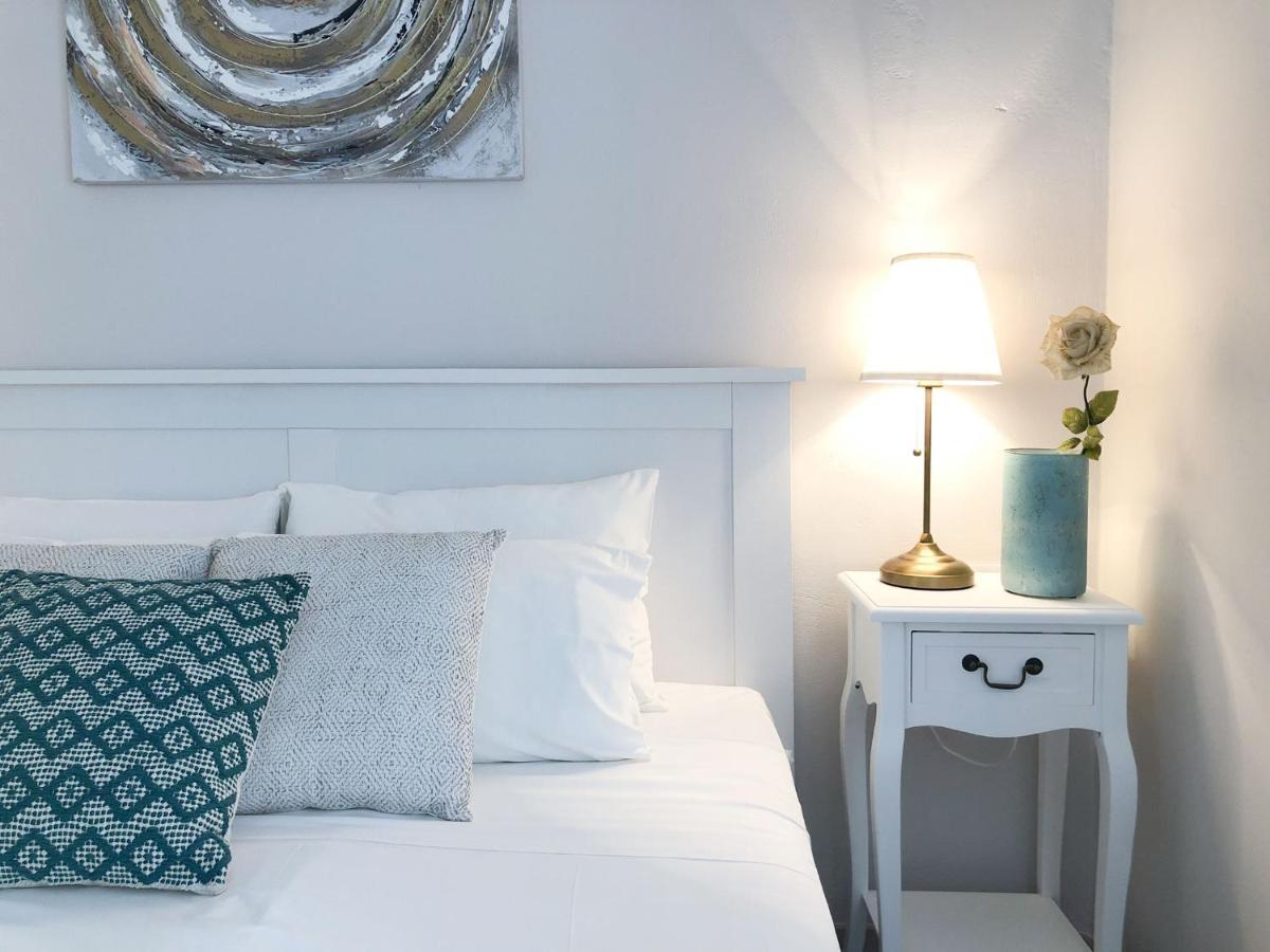 Alekas Harbour House *